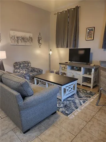 $1,800 | 500 Pelican Avenue, Unit D, New Orleans, LA 70114