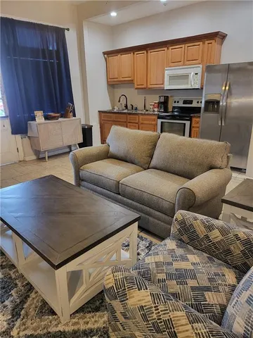 $1,800 | 500 Pelican Avenue, Unit D, New Orleans, LA 70114