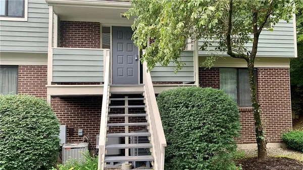 a view of a house with backyard