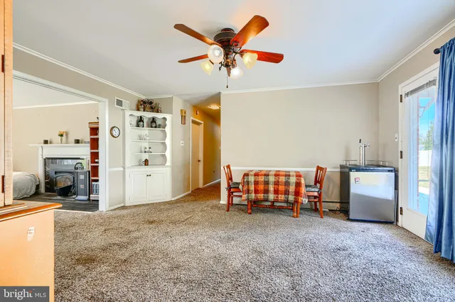 a view of livingroom with furniture and ceiling fan