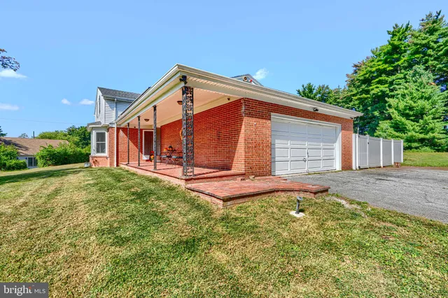 a view of a house with backyard and a garden
