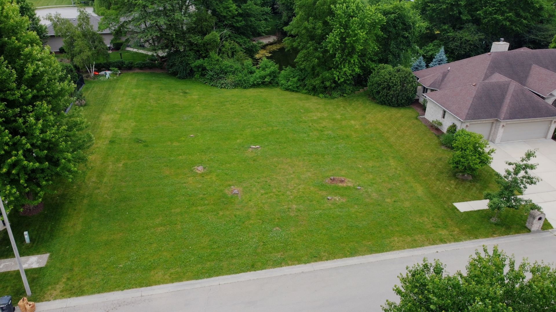 401 Jennings Drive Morris, IL 60450 - Photo 4 of 9 a view of a garden with a building in the background