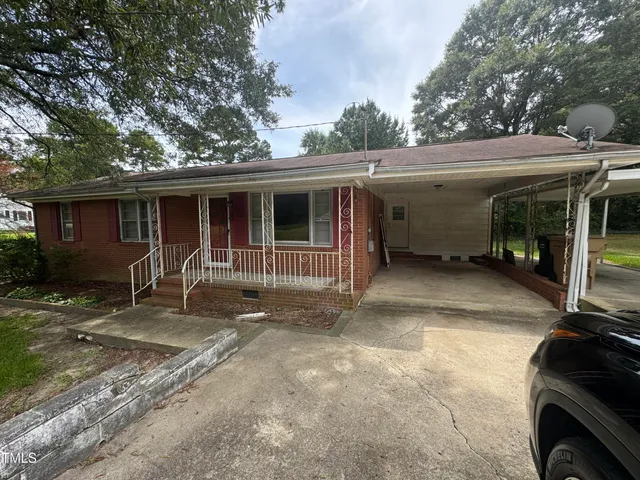 a view of a house with backyard