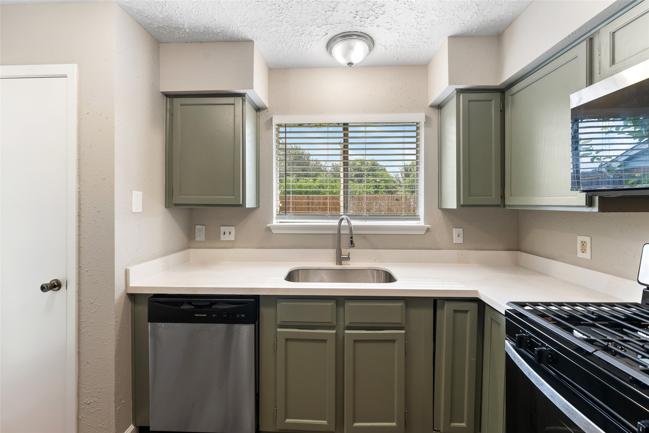 2327 Rittenmore Drive Missouri City, TX 77489 - Photo 7 of 16 Elegant quartz countertops.