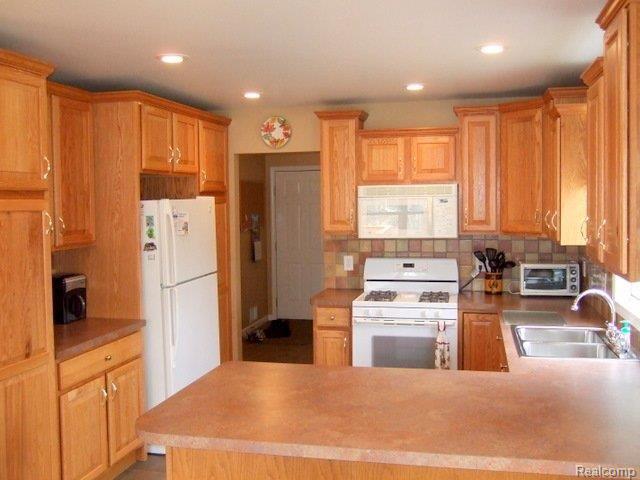 5758 Mason Road Fowlerville, MI 48836 - Photo 11 of 25 Custom oak kitchen