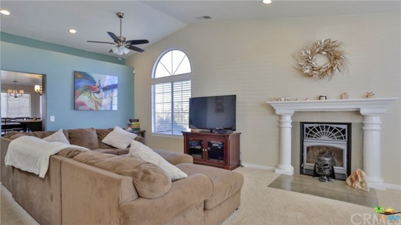 7750 Wesley Road Joshua Tree, CA 92252 - Photo 5 of 22 Living room FP