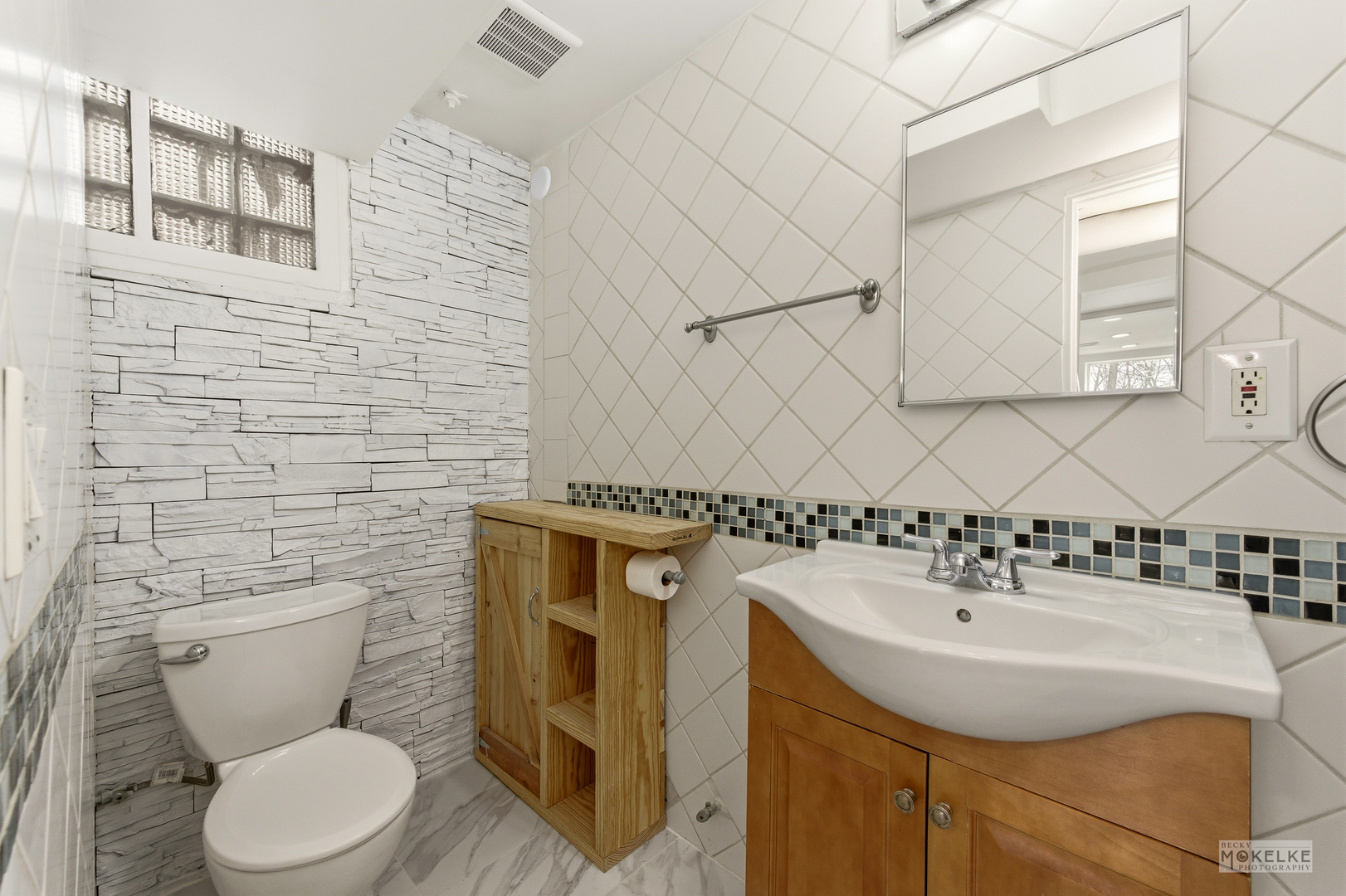 363 Franklin Boulevard Elgin, IL 60120 - Photo 19 of 32 a bathroom with a sink toilet and mirror