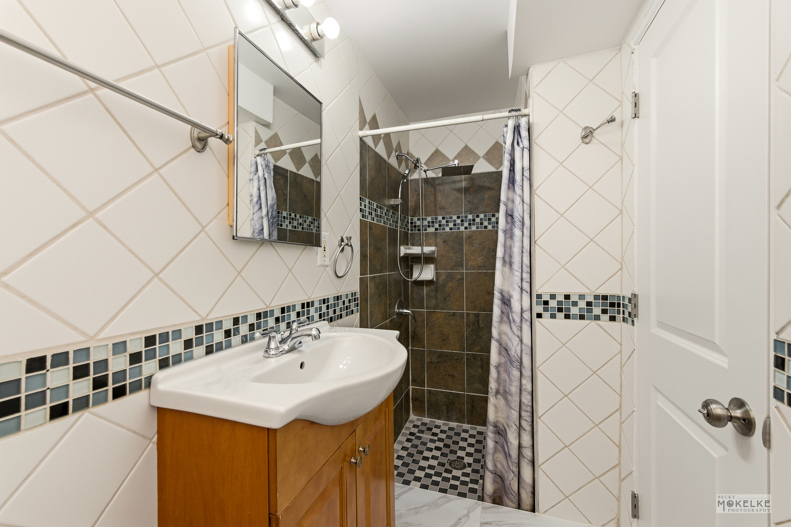 363 Franklin Boulevard Elgin, IL 60120 - Photo 20 of 32 a bathroom with a sink and a mirror