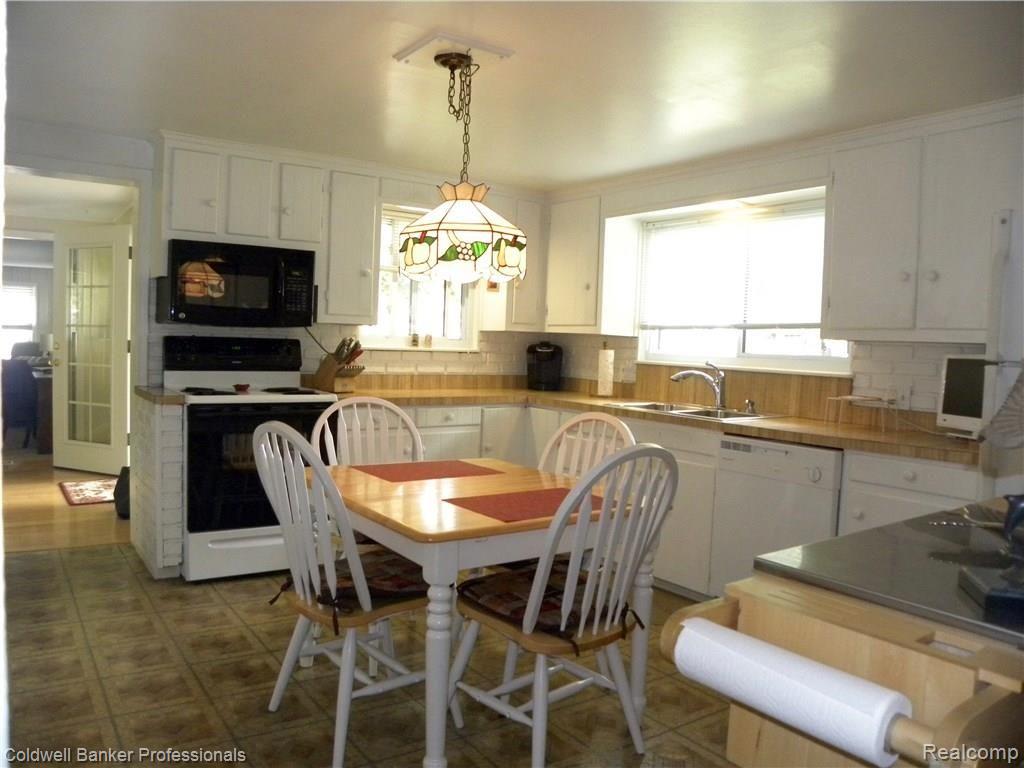 6565 Walters Road Clarkston, MI 48346 - Photo 32 of 40 Cozy country kitchen