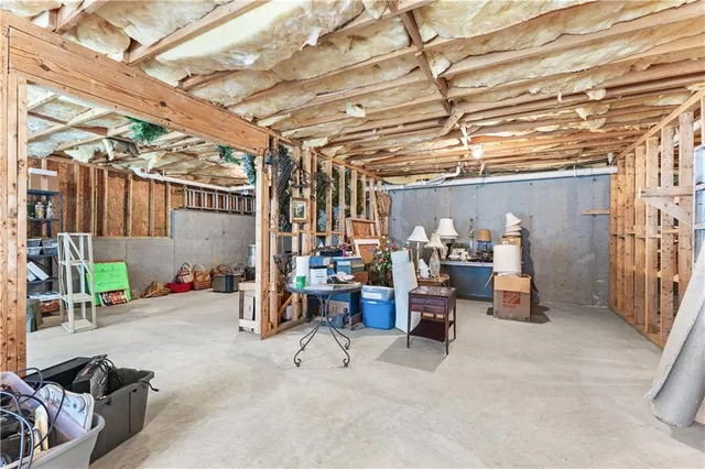 a view of a house with backyard