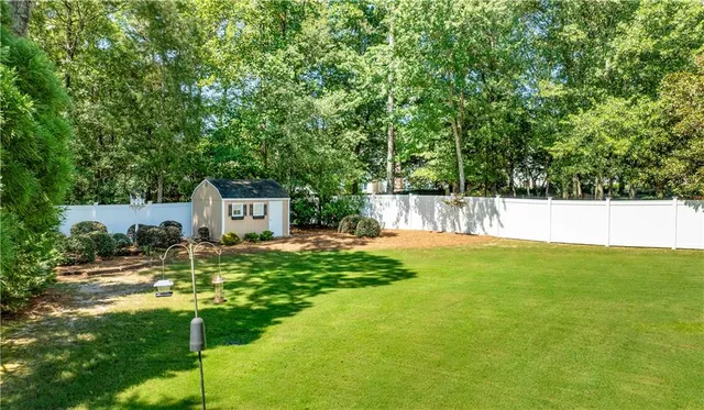 a view of a back yard