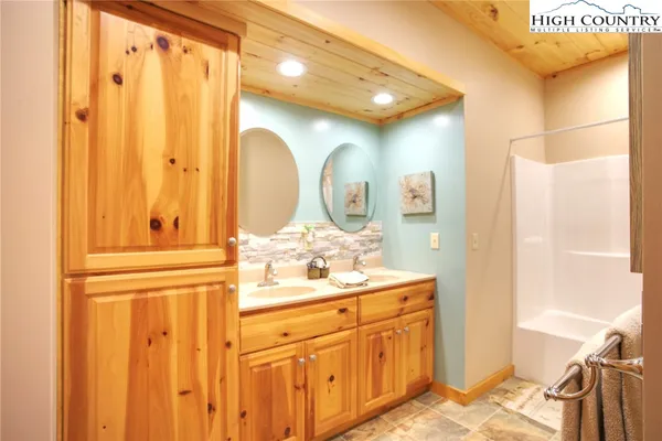 $975,000 | 167 Rhododendron Drive, Beech Mountain, NC 28604