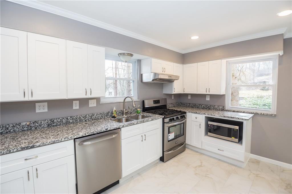 70 Simon Road Cheswick, PA 15024 - Photo 7 of 25 Kitchen with granite counter tops, shaker cabinets and stainless steel appliances.