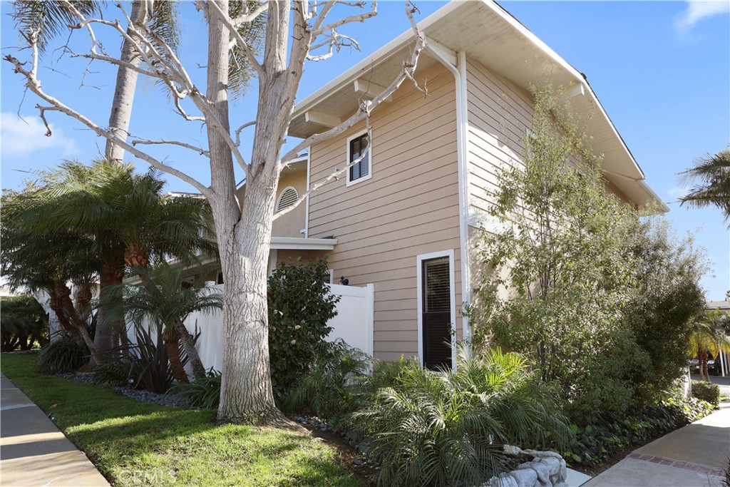 454 Seaward Road Corona del Mar, CA 92625 - Photo 2 of 33 a view of a house with a yard
