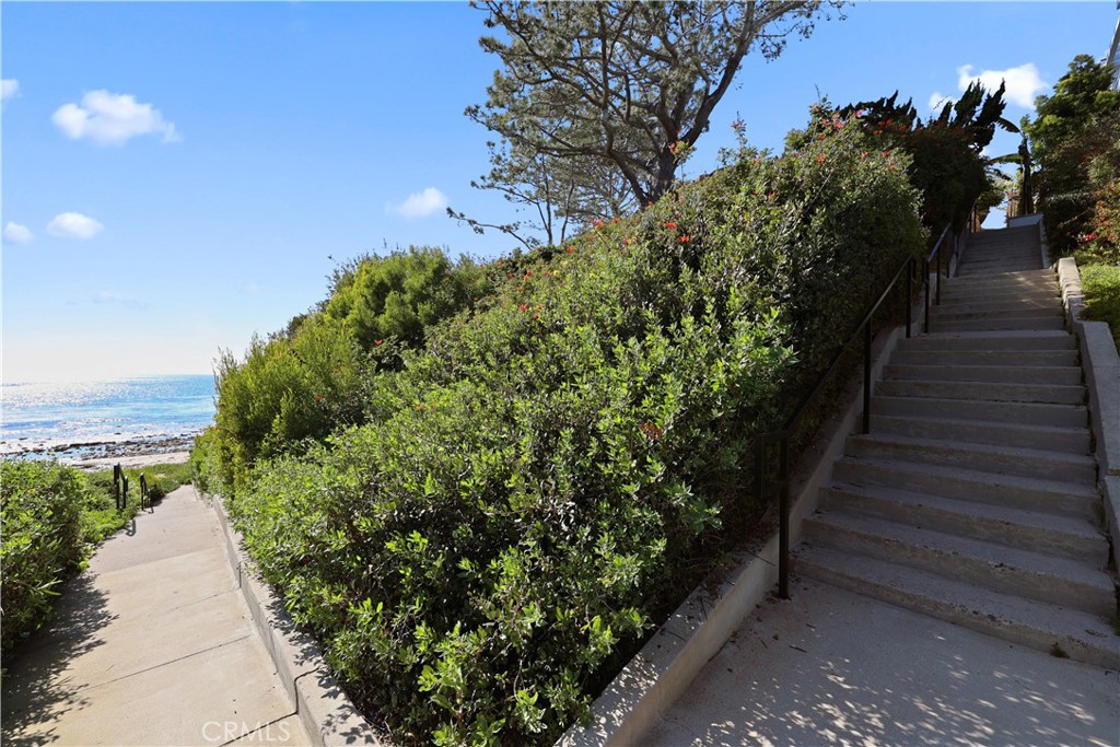 454 Seaward Road Corona del Mar, CA 92625 - Photo 25 of 33 a view of a garden with wooden fence