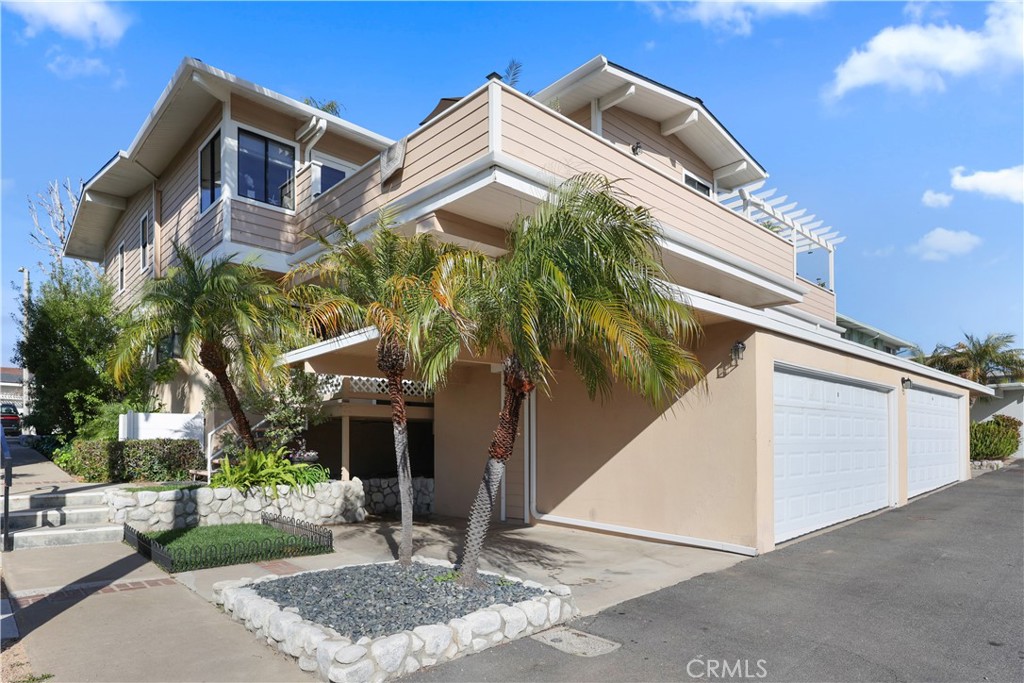 454 Seaward Road Corona del Mar, CA 92625 - Photo 3 of 33 a front view of a house