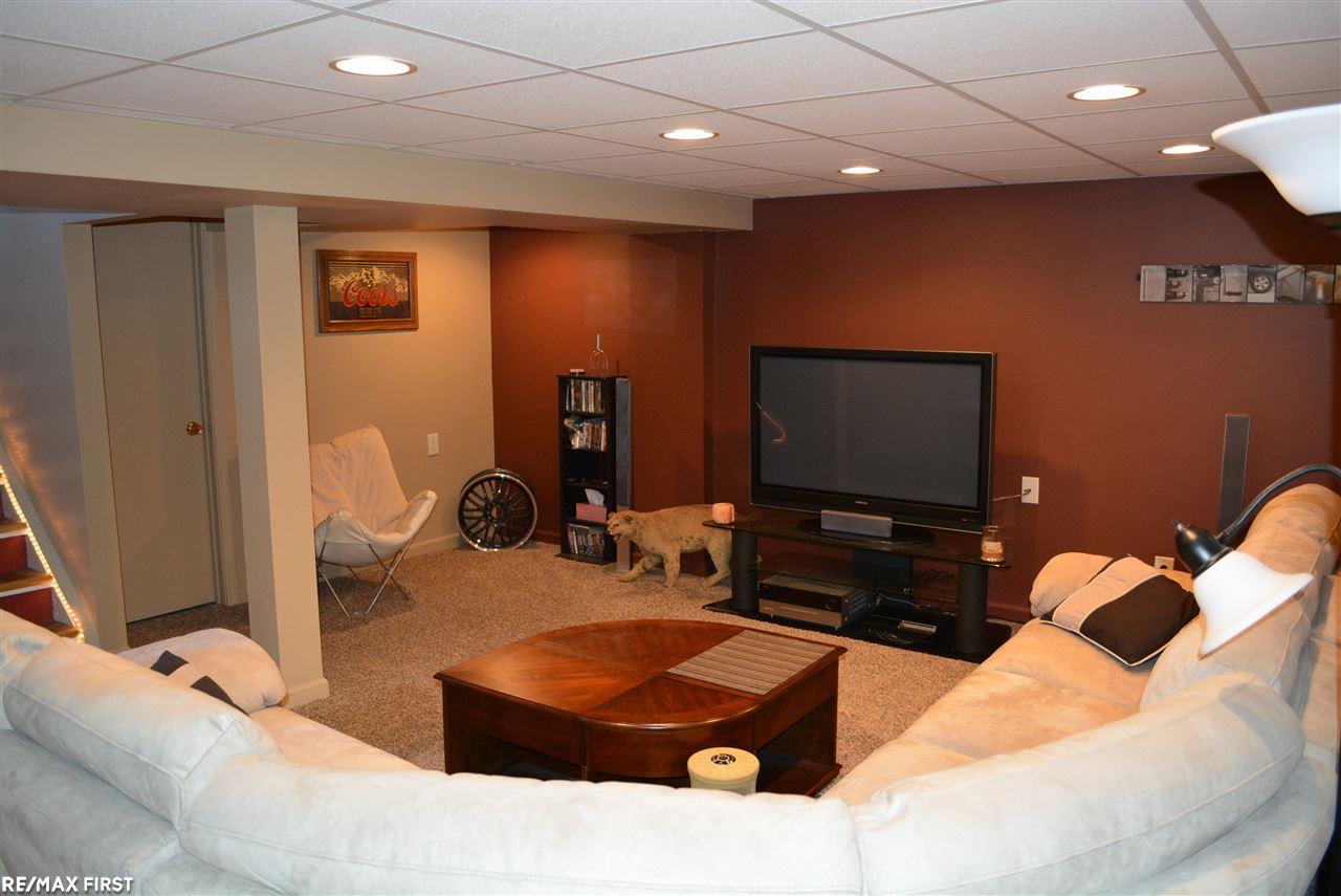 22348 Hayes Avenue Eastpointe, MI 48021 - Photo 22 of 39 31324551-21.JPG
