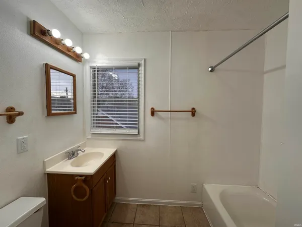 $1,000 | 909 Lincoln Avenue, Unit B, Evansville, IN 47713