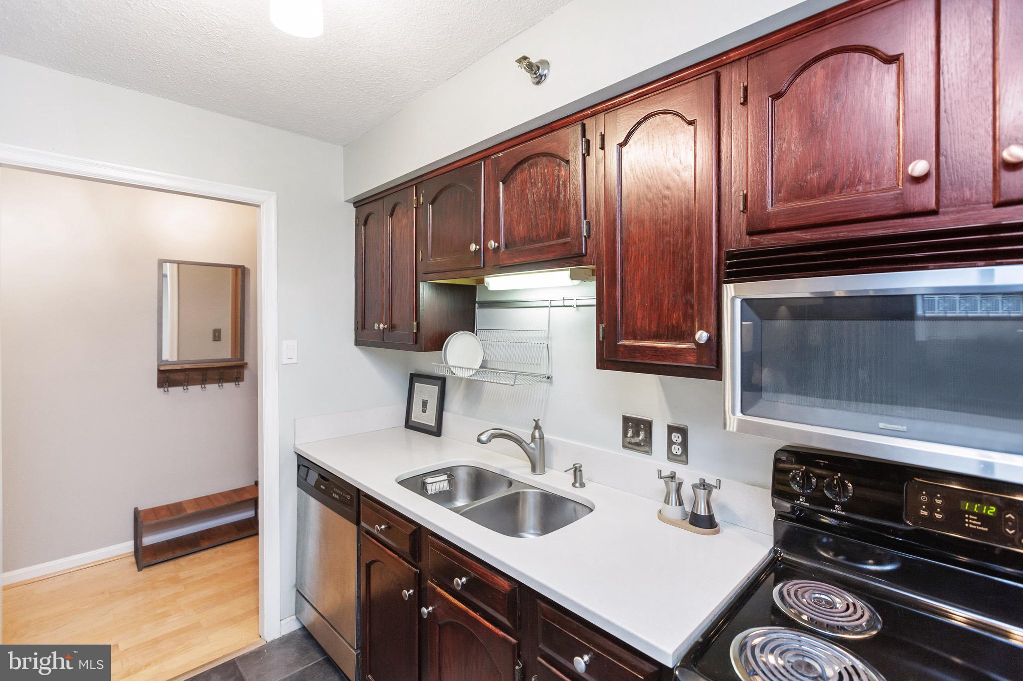 1301 North Courthouse Road, Unit 1414 Arlington, VA 22201 - Photo 18 of 41 Kitchen