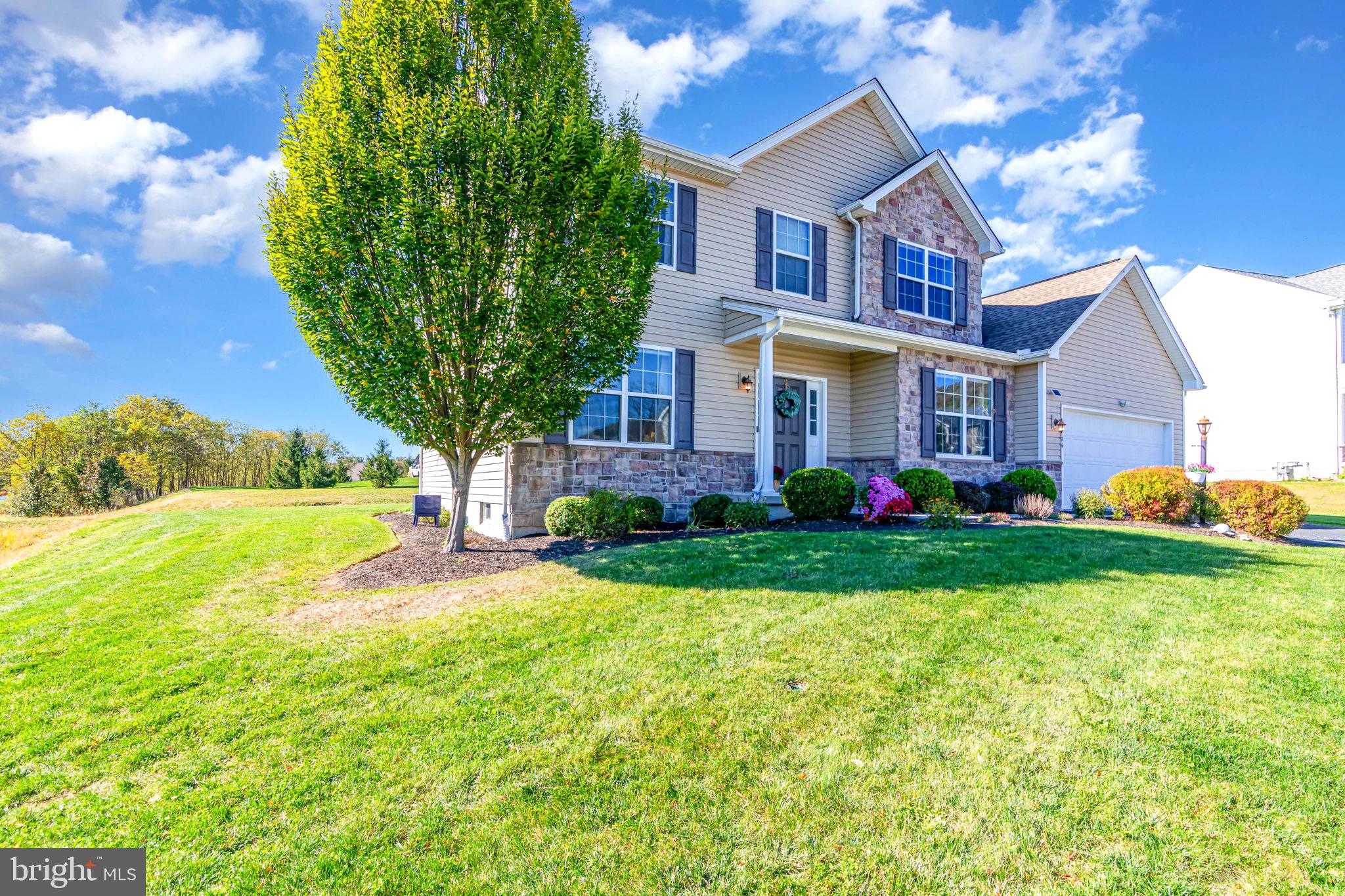 2786 Silver Maple Drive Harrisburg, PA 17112 - Photo 2 of 25 a front view of house with yard and green space