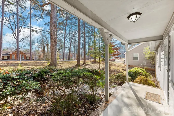a view of a back yard