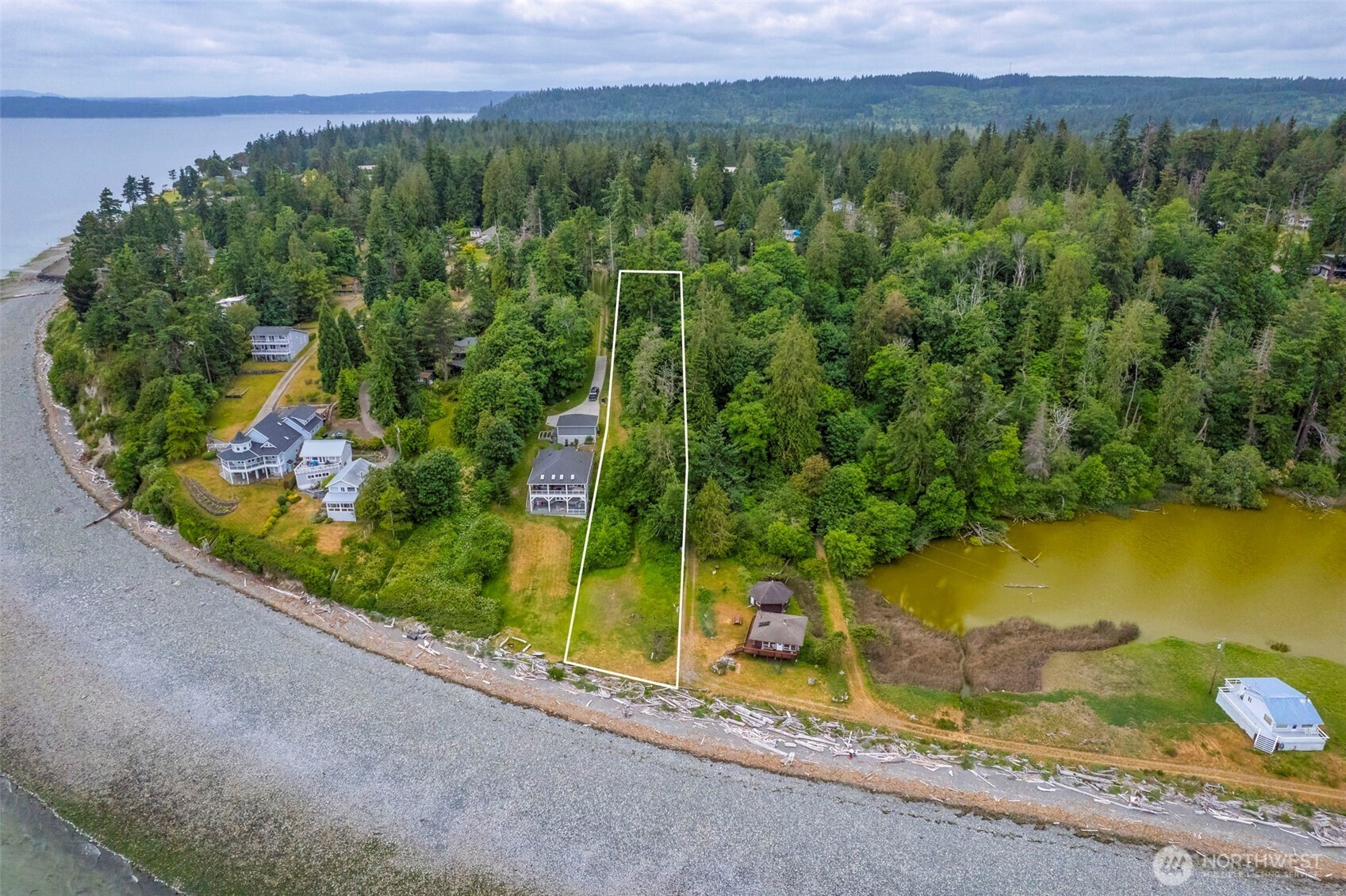 20818 President Point Road Northeast Kingston, WA 98346 - Photo 27 of 36 a view of a garden from a balcony