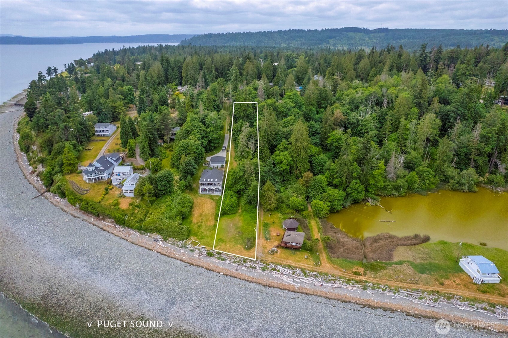 20818 President Point Road Northeast Kingston, WA 98346 - Photo 35 of 36 a view of a garden from a balcony