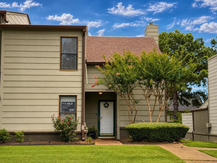 1906 Allenby Road, Unit 16 Germantown, TN 38139 - Photo 2 of 26 a front view of a house with garden