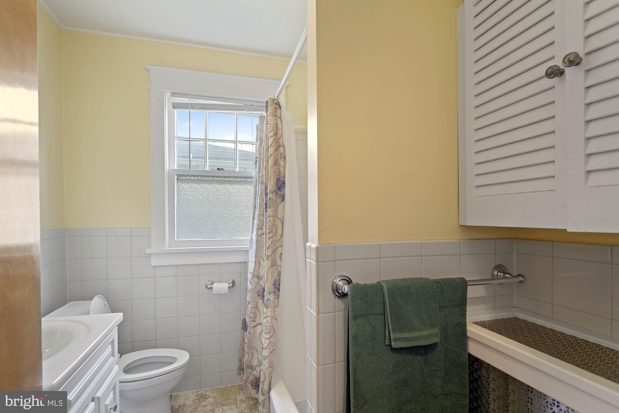 607 Manor Road Beverly, NJ 08010 - Photo 13 of 31 Updated Full Bath