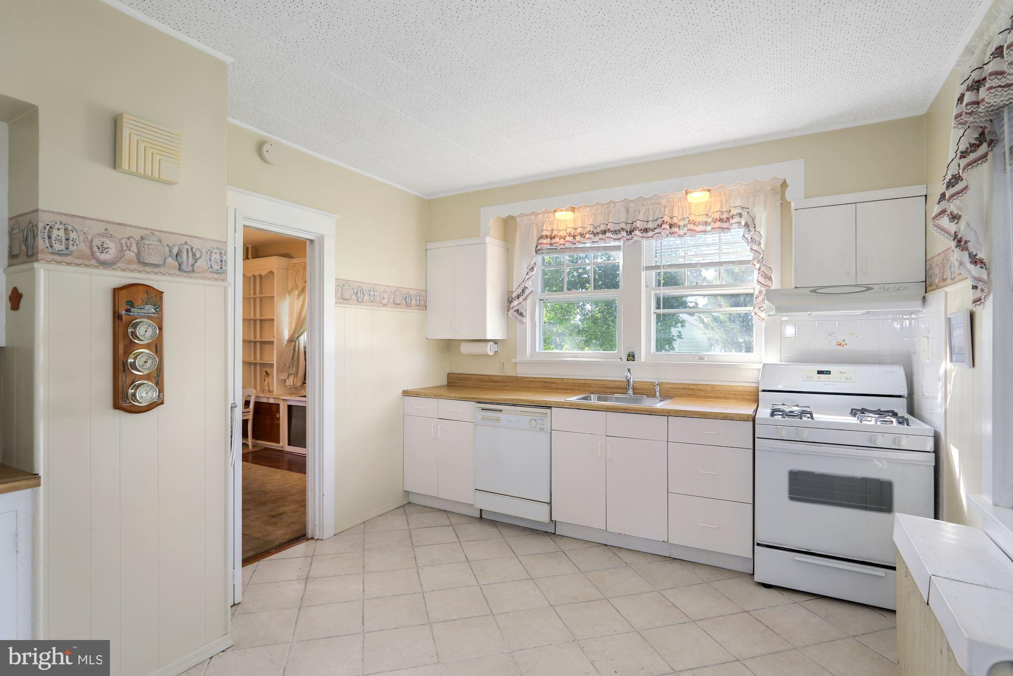 607 Manor Road Beverly, NJ 08010 - Photo 16 of 31 Kitchen