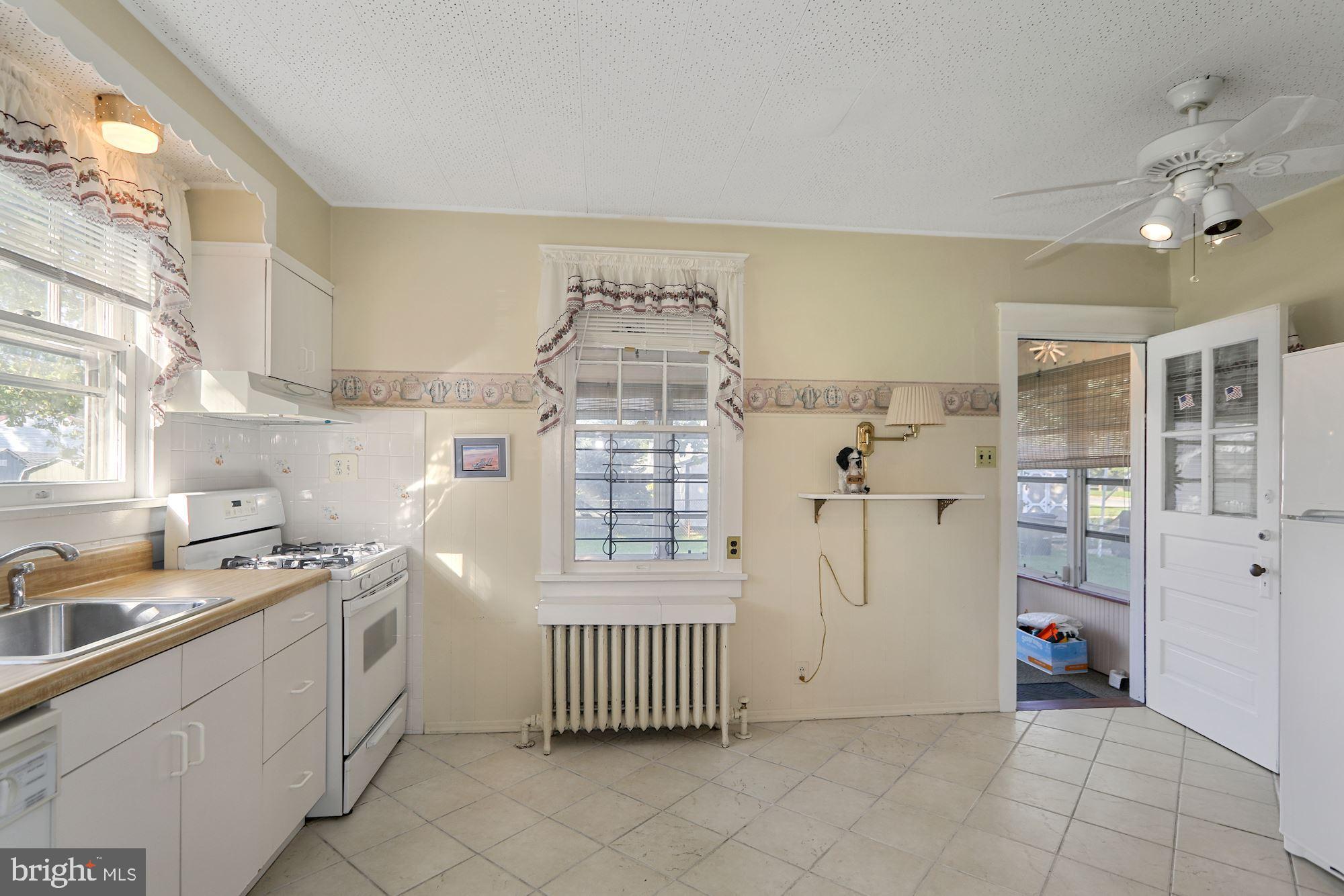 607 Manor Road Beverly, NJ 08010 - Photo 17 of 31 Kitchen