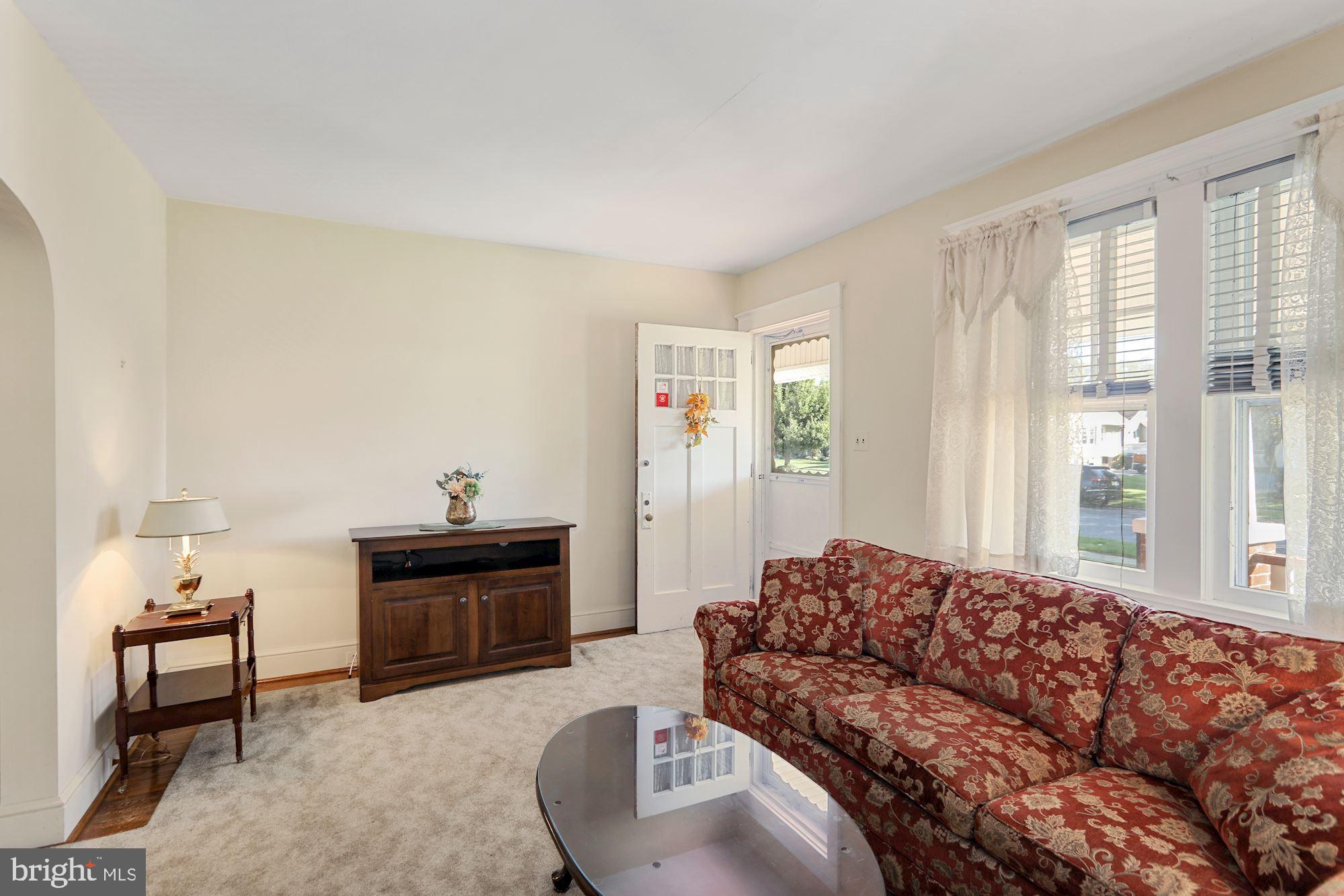 607 Manor Road Beverly, NJ 08010 - Photo 8 of 31 Living Room