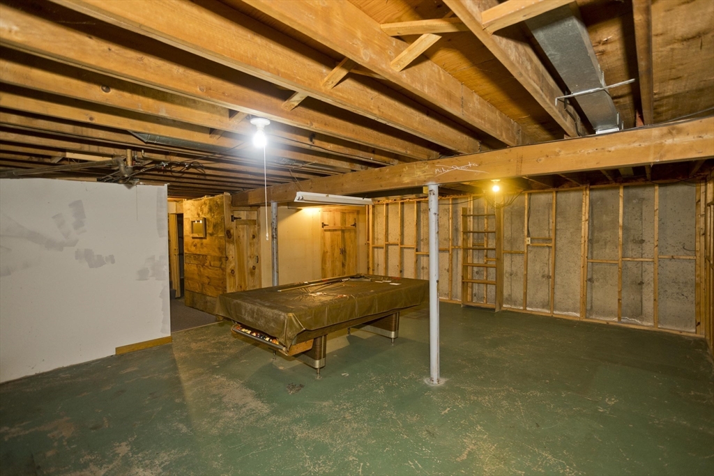 134 Mallard Circle Agawam, MA 01001 - Photo 30 of 36 a room with chairs