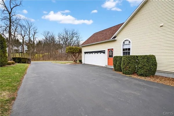 $769,900 | 133 Willowbrook Drive, Owasco, NY 13021