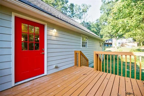 a view of a house with backyard and garden
