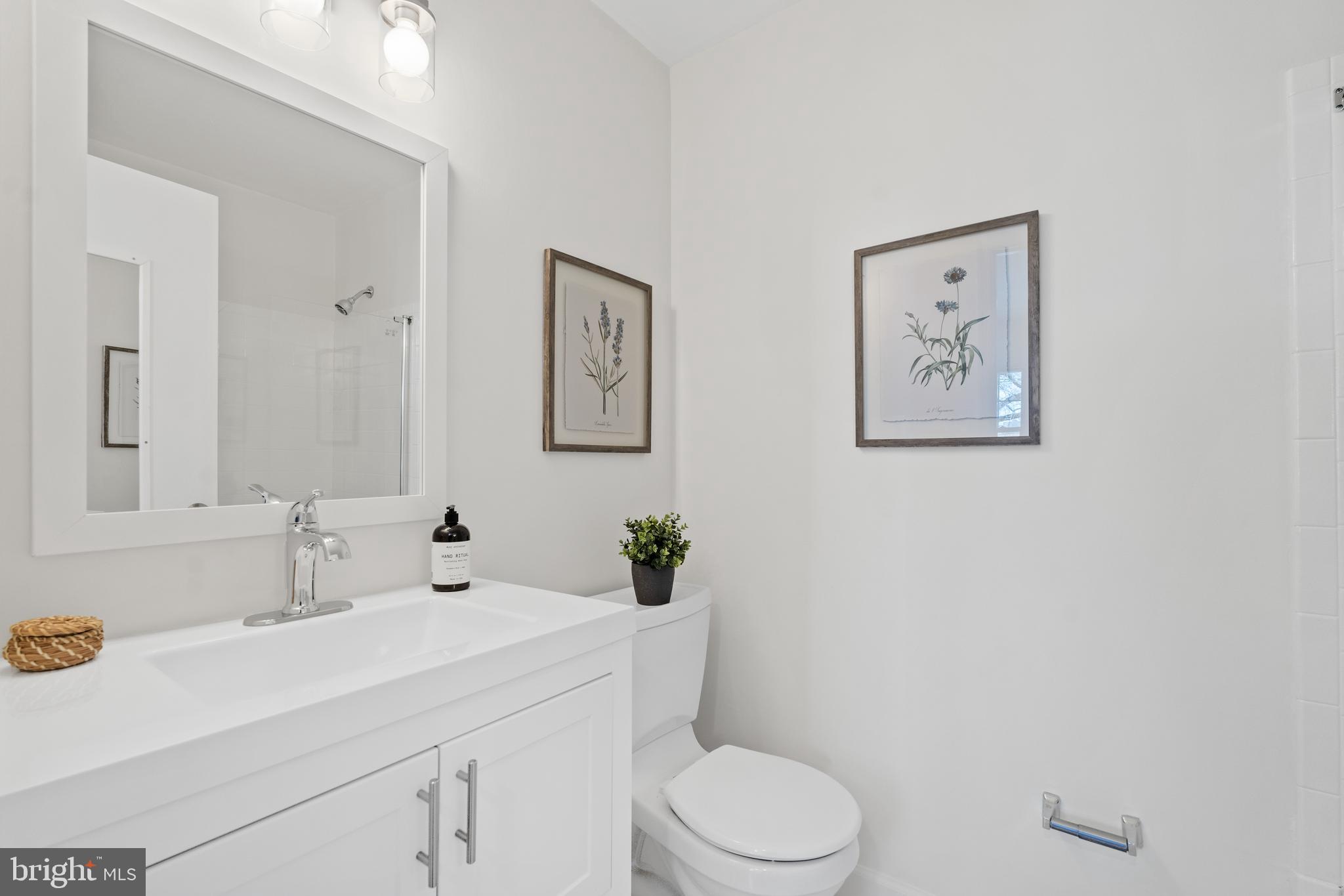 7338 Eldorado Street McLean, VA 22102 - Photo 25 of 46 Primary Bath