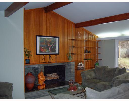 925 Cumberland Road Pittsburgh, PA 15237 - Photo 2 of 8 Exterior Front. Large, neutral living room with cathedral ceiling, gas/log burning fireplace and lots of windows.