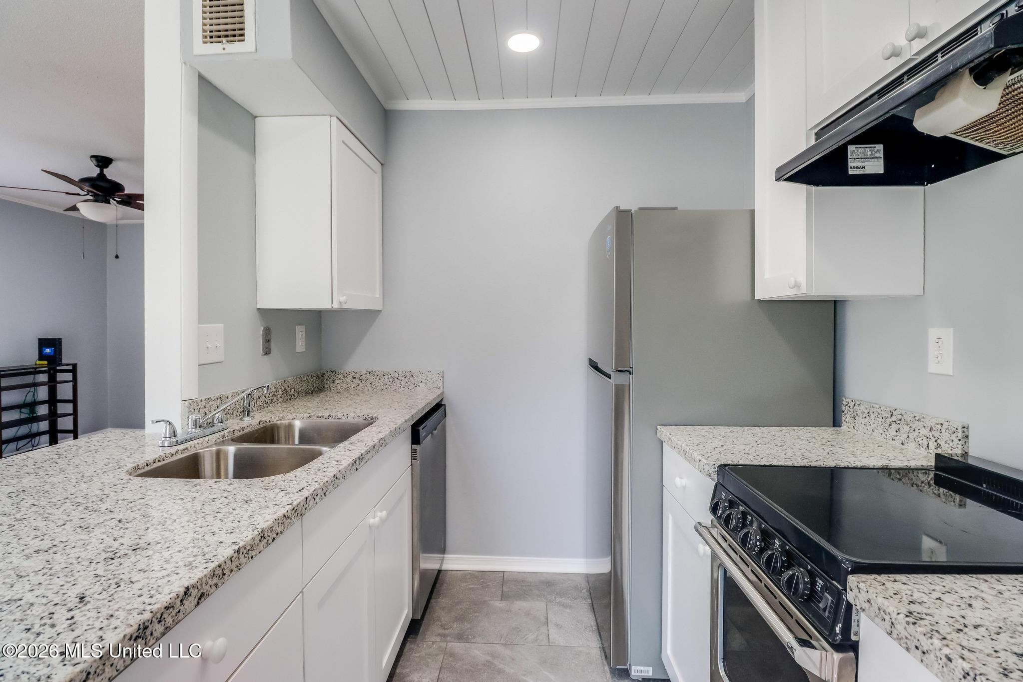 125 Lanai Diamondhead, MS 39525 - Photo 4 of 13 kitchen 2