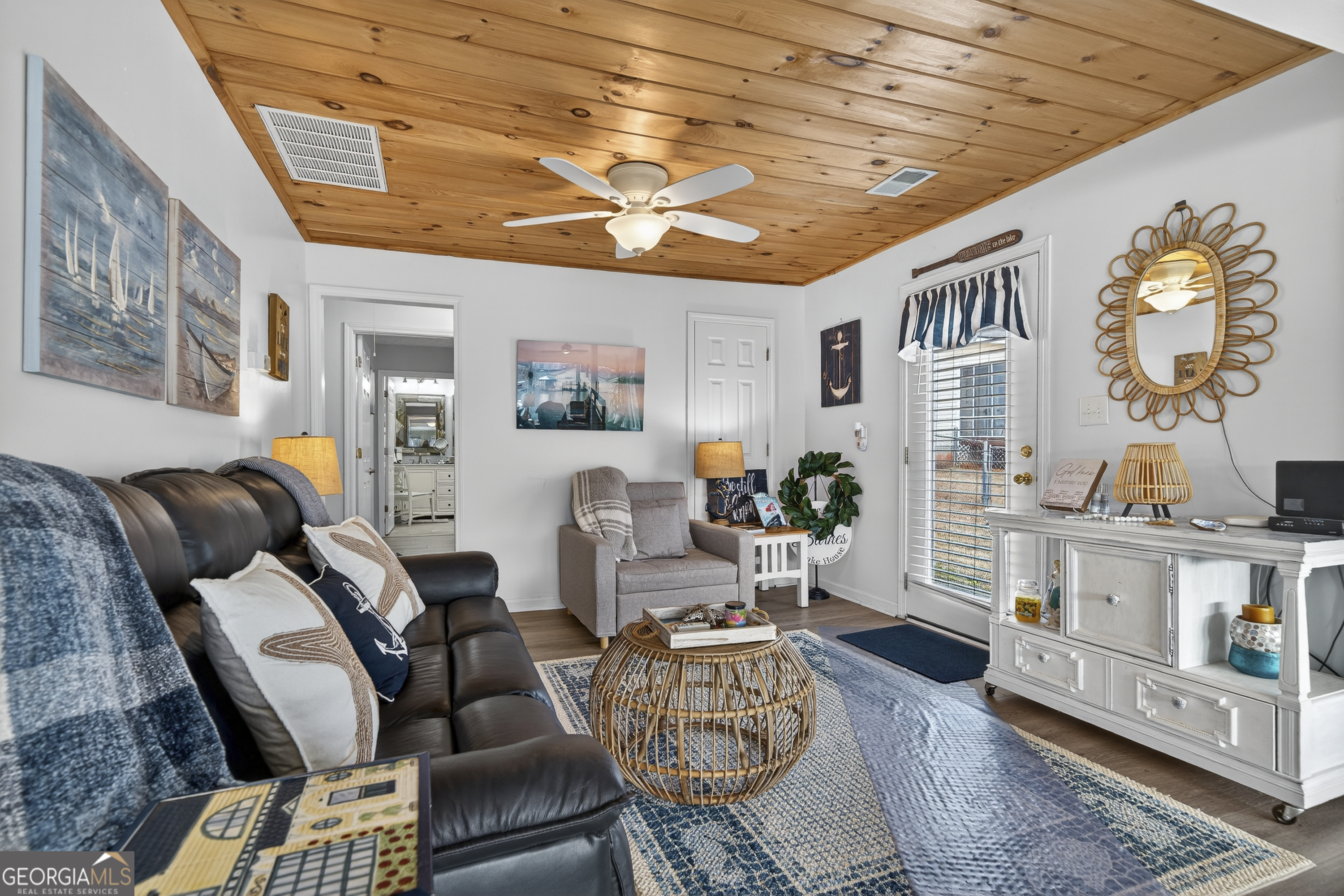 285 Clubhouse Road Eatonton, GA 31024 - Photo 23 of 44 a living room with furniture
