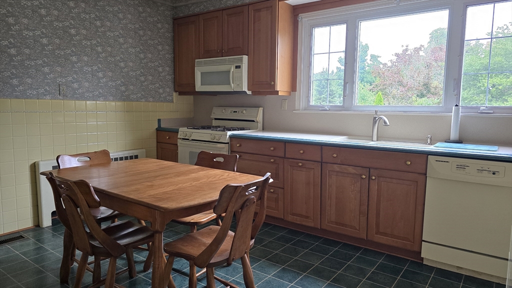 21 Arbutus Road Worcester, MA 01606 - Photo 12 of 34 Gallery Image 12