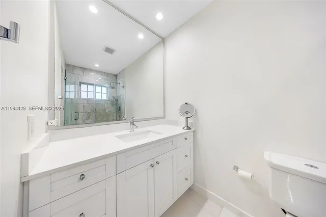 $2,300 | 7271 Northwest 174th Terrace, Unit 203, Hialeah, FL 33015