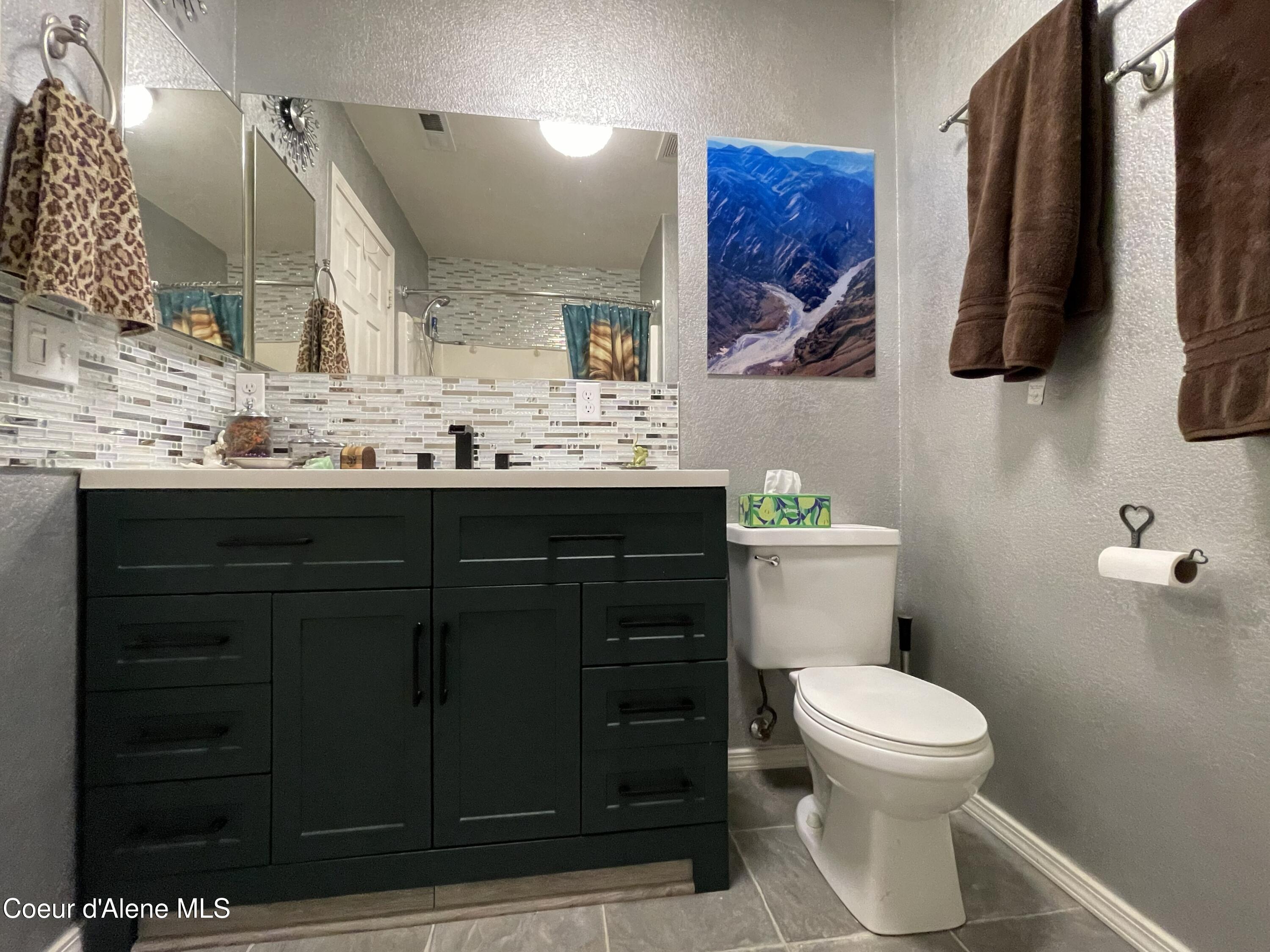 1201 Spruce Street Sandpoint, ID 83864 - Photo 35 of 47 Master Bath w Corian Counter