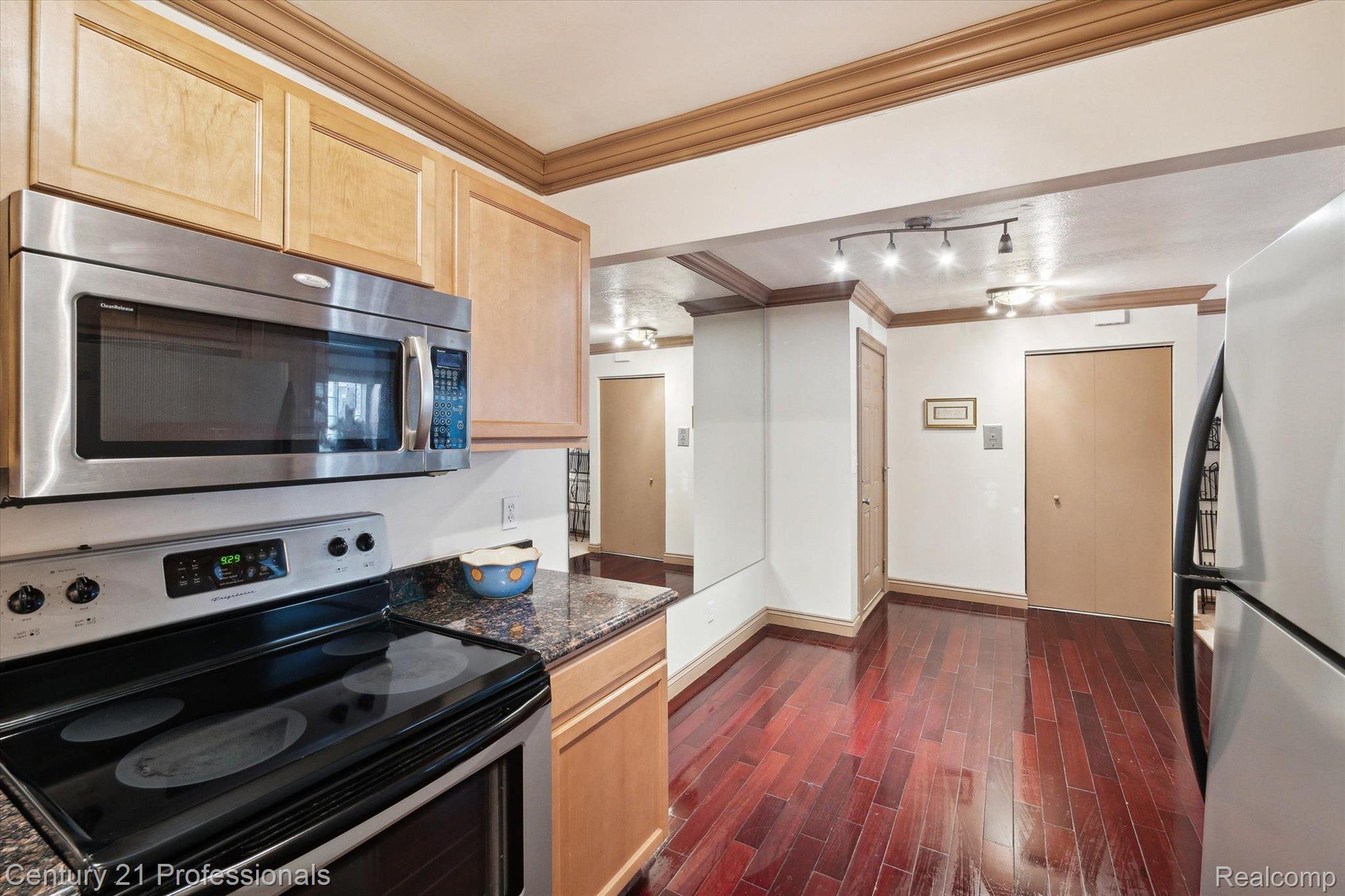 2377 Walton Blvd., Unit 13 Rochester, MI 48309 - Photo 6 of 19 Gallery Image 6