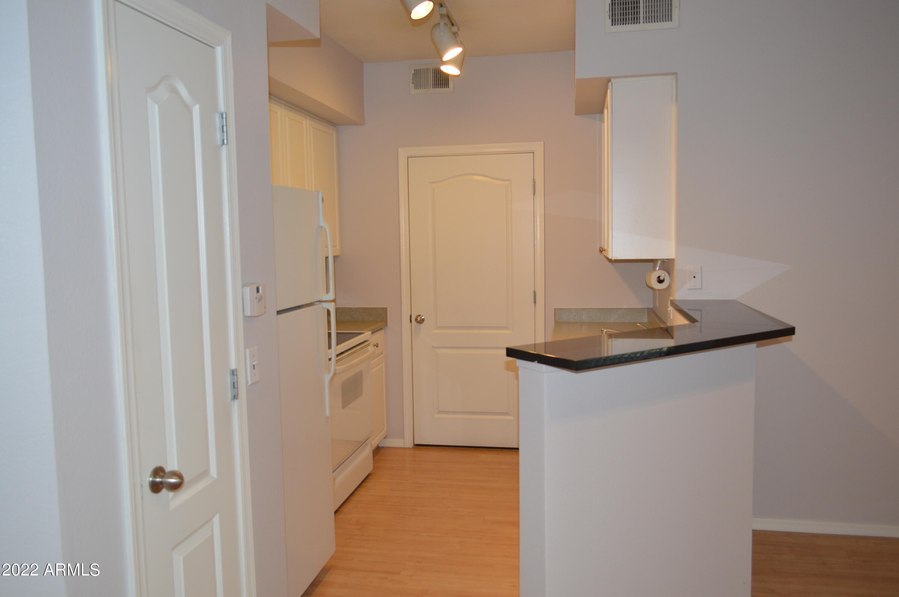 1701 East Colter Street, Unit 331 Phoenix, AZ 85016 - Photo 7 of 58 4 Breakfast bar