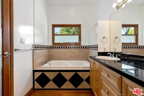 $2,098,000 | 737 Ashland Avenue, Santa Monica, CA 90405