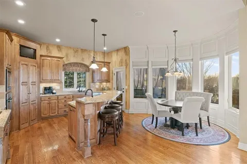 $899,999 | 8050 North Caldwell Avenue, Parkville, MO 64152