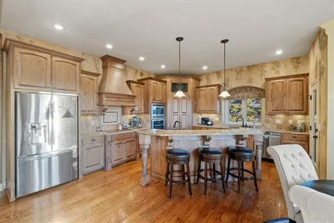 $899,999 | 8050 North Caldwell Avenue, Parkville, MO 64152