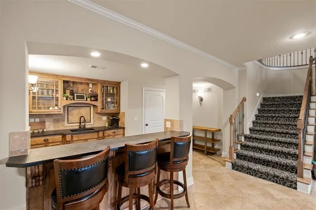 $915,000 | 8050 North Caldwell Avenue, Parkville, MO 64152