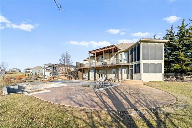 $915,000 | 8050 North Caldwell Avenue, Parkville, MO 64152