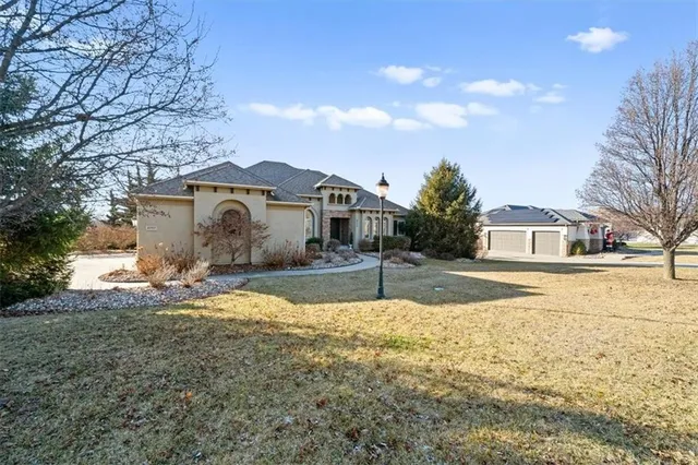 $915,000 | 8050 North Caldwell Avenue, Parkville, MO 64152